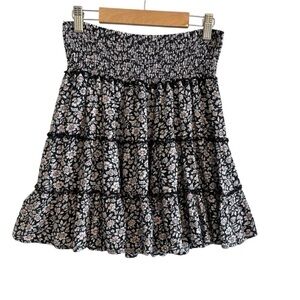 American Eagle Tiered Pull On Floral Black Mini Skirt size Small